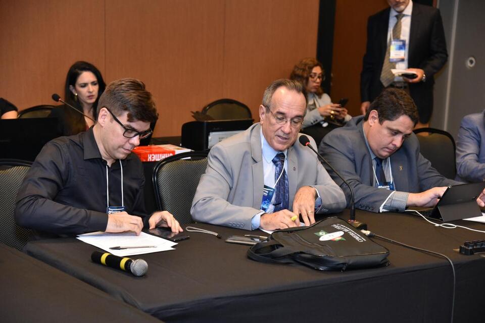 Assessor da Ceep, Igor Mendonça, e coordenador, Annibal Margon, ao lado do integrante da comissão, conselheiro federal Renan Magalhães de Azevedo