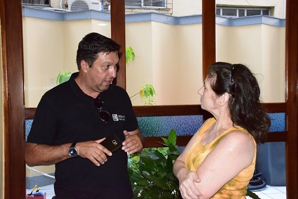 Agente fiscal conversa com a síndica do ed. Guarujá IV