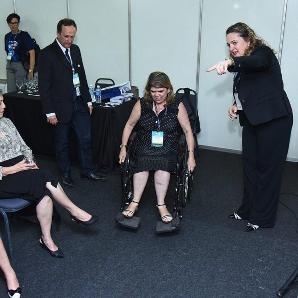Nelma Moraes vive experiência de deslocar em uma cadeira de rodas