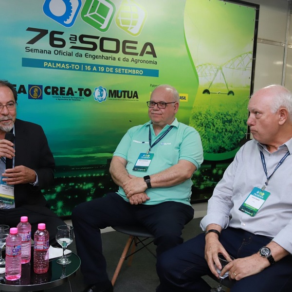 Marcos Túlio de Melo, Luiz Antonio Rossafa e Paulo Roberto Guimarães discutem a atuação do Crea Júnior em todo o Brasil, durante mesa-redonda