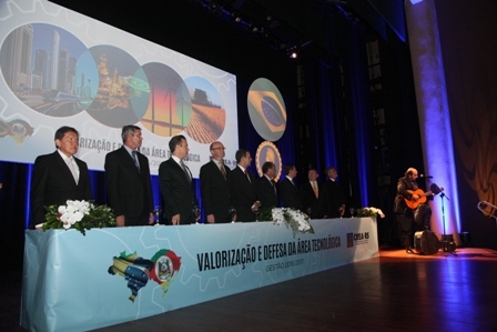 O Hino Nacional, cantado pelo Eng. Elet. e de Seg. Trab. Rubilar Ferreira, emocionou autoridades e público presentes