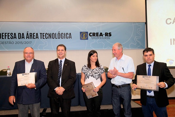 Coordenadores e ex-coordenadores junto ao presidente do CREA-RS, Eng. Melvis Barrios Junior 