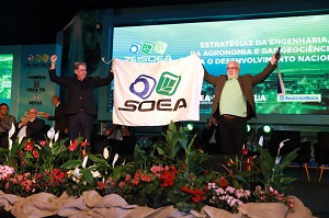 Presidente do Crea-TO [à dir.] entrega a bandeira da Soea ao futuro anfitrião do evento, presidente do Crea-GO