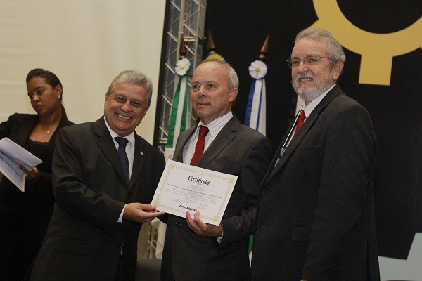 Eng. de Seg. Nelson Agostinho Burille, do CREA-RS, recebeu o certificado 