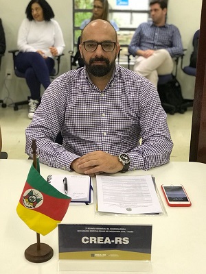 Pelo CREA-RS está presente o Eng. Civil Márcio Marun Gomes, coordenador da CEEC do RS 
