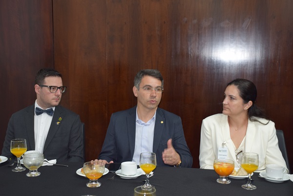 Mateus Wesp (PSDB), Fábio Branco (MDB) e a Eng. Agrônoma Andrea Brondani