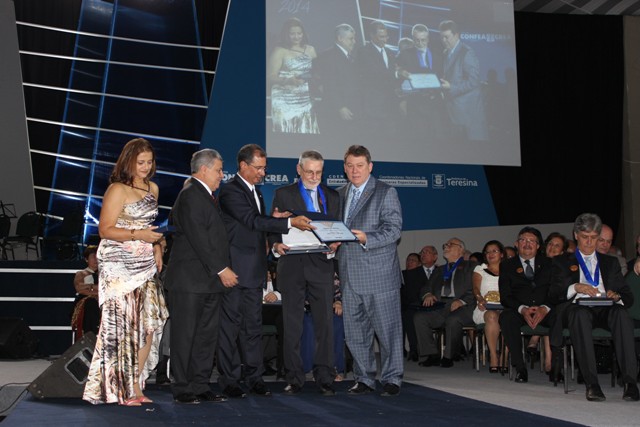 Foto: Eng. Jorge Dariano recebeu a medalha ao Mérito em nome do pai