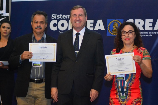 À direita, Eng. Florestal Ivone da Silva Rodrigues recebe o certificado (CREA-RS)