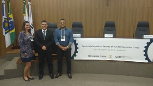 Conselheiro Federal Pablo Palma entre os funcionários do CREA-RS, Juliana e Jeferson