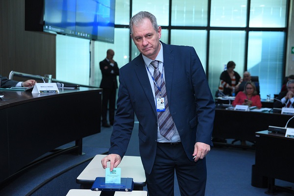 1º vice-presidente no exercício do CREA-RS, Eng; Agrônomo Gustavo Lange, durante a votação