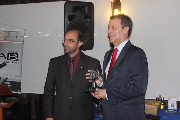 Presidente Melvis recebe troféu e é homenageado durante o evento