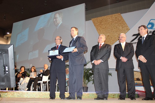 Eng. Luiz Carlos à esquerda na foto, ao lado do presidente do CREA-RS, Eng. Melvis Barrios Junior 