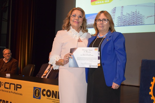 Marilene Pretto Stangherlin, esposa do Eng. Eddo Bojunga, recebeu a homenagem da Eng. Alice Scholl, vice-presidente do CREA-RS