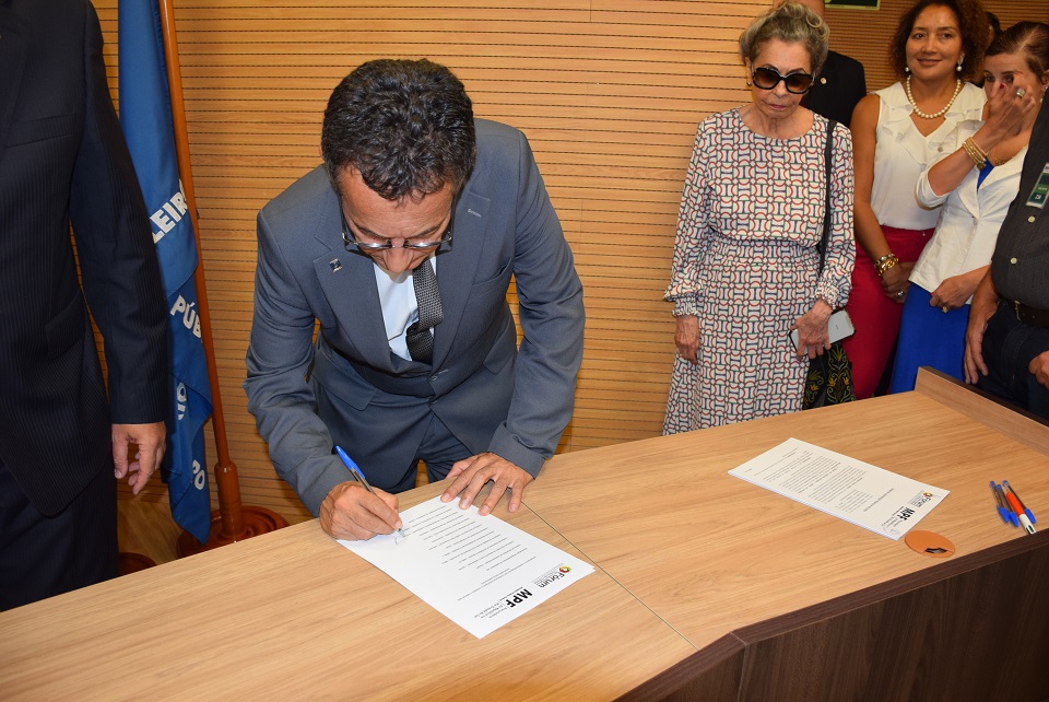 Eng. Francisco Bragança, 2º vice-presidente do CREA-RS, assina o termo
