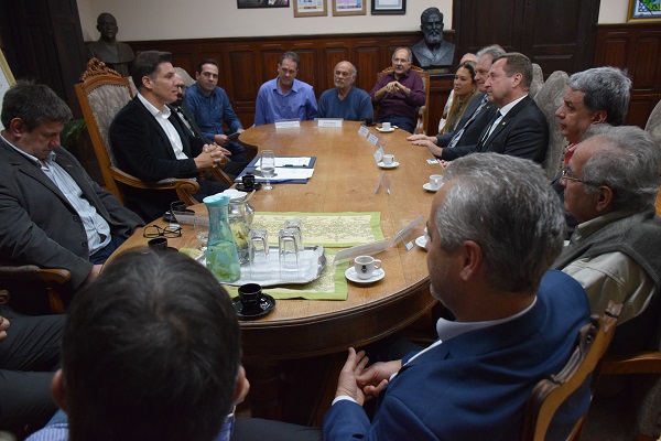 Reunião com prefeito serviu para discutir questões da Lei do Cau