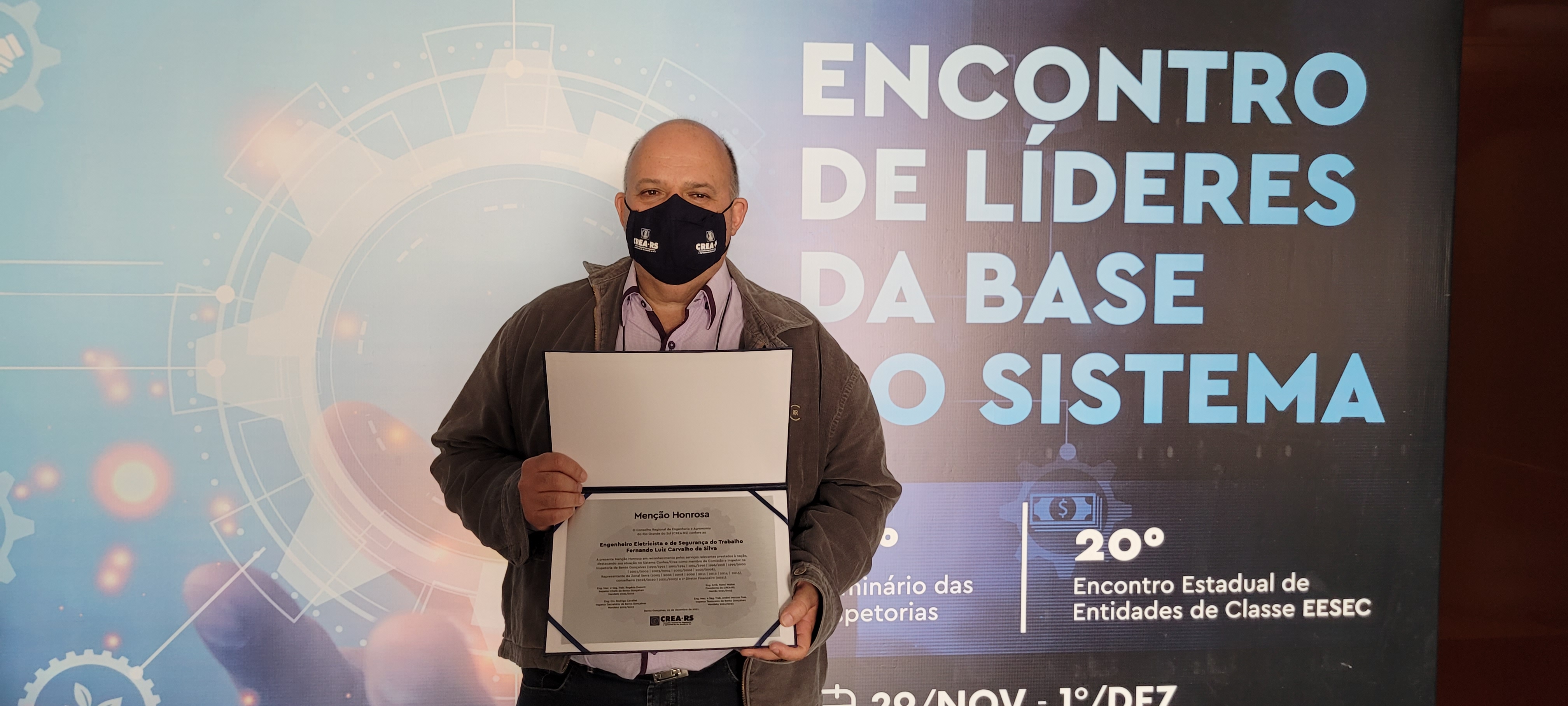 Eng. eletr. Fernando Luiz Carvalho da Silva e sua placa