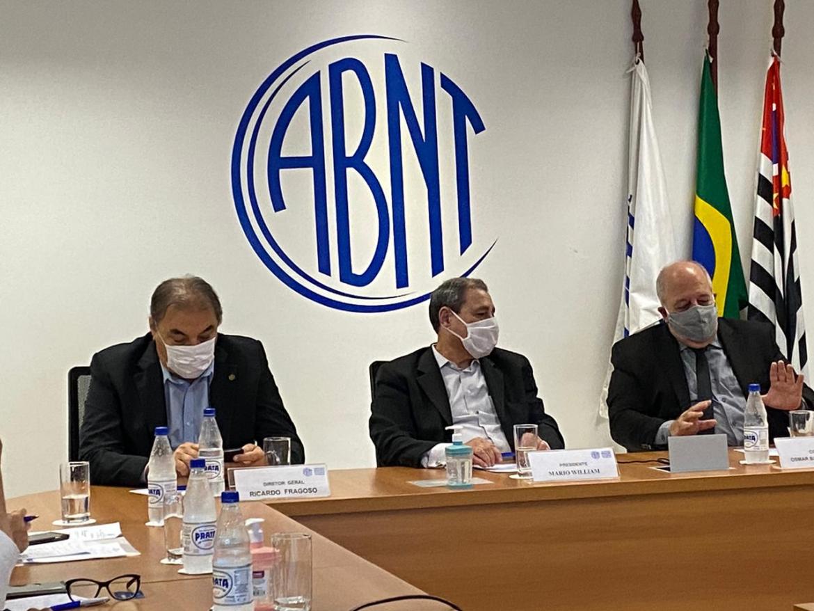 Vice-presidente do Confea, Osmar Barros Júnior (dir.); o presidente da ABNT, Mario William, e o diretor-geral da associação, Ricardo Fragoso