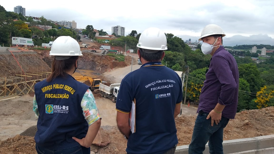 Equipe de fiscalização acompanhada do inspetor-chefe de Bento Gonçalves