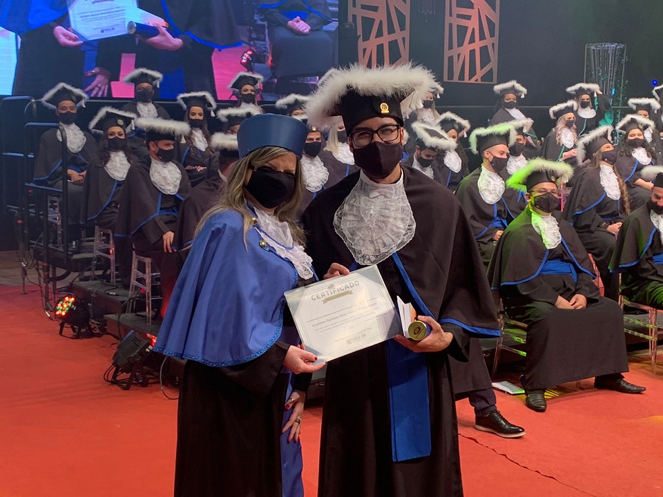 Engenheiro Agrônomo Dener recebe certificado da Eng. Elisabete