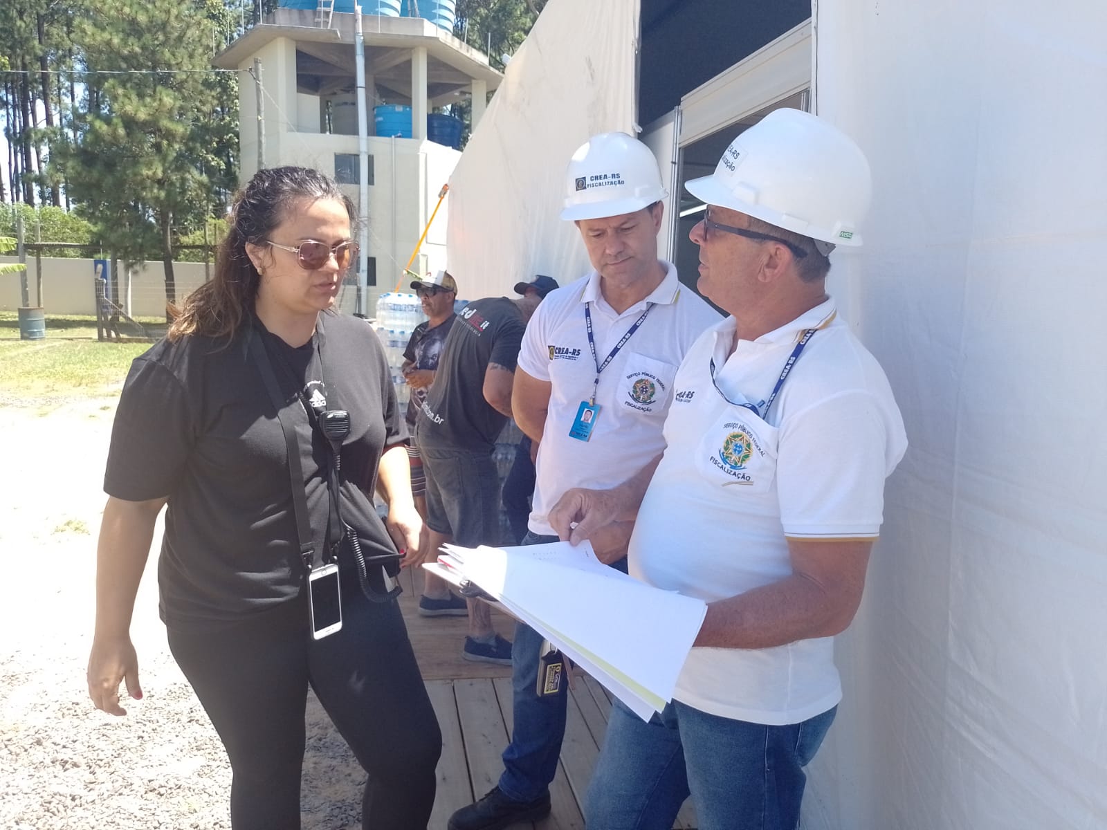 Lívia Bueno entrega documentações à equipe de fiscalização