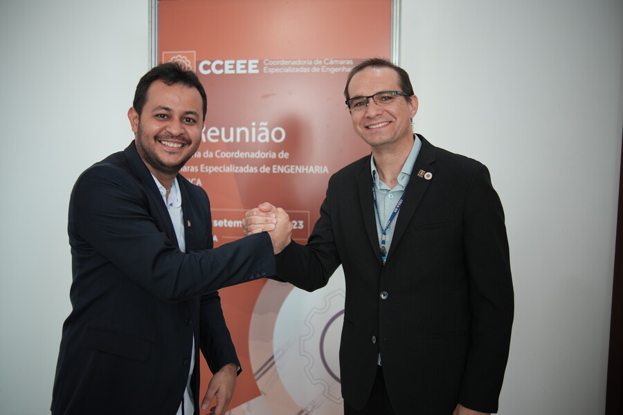 O coordenador da CCEEE, Eng. Eduardo Souto, também do CREA-RS, e o presidente do CREA-MA, Eng. Civ Luis Plécio da Silva Soares 