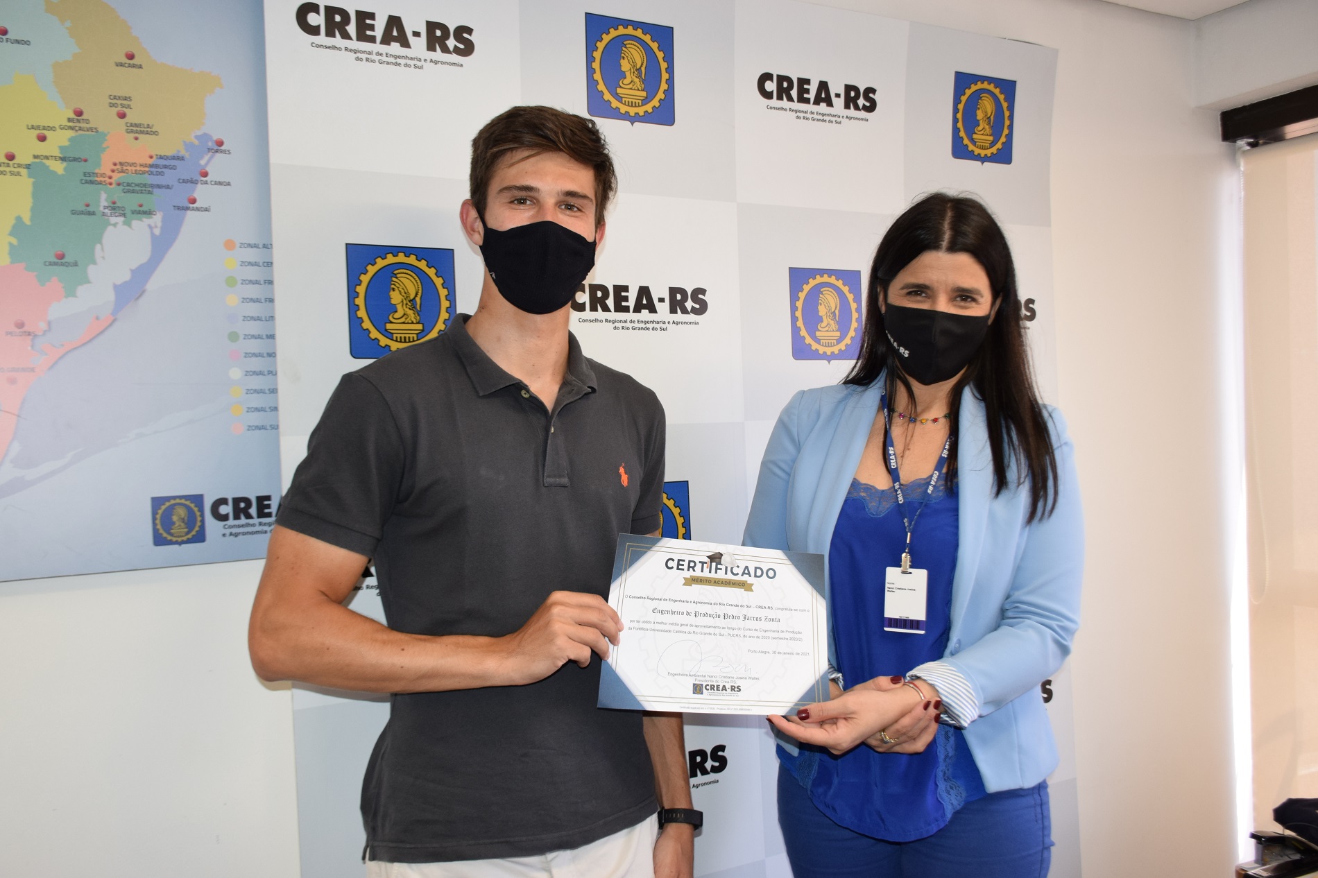 Eng. Prod. Pedro Zonta recebe o certificado das mãos da presidente do CREA-RS
