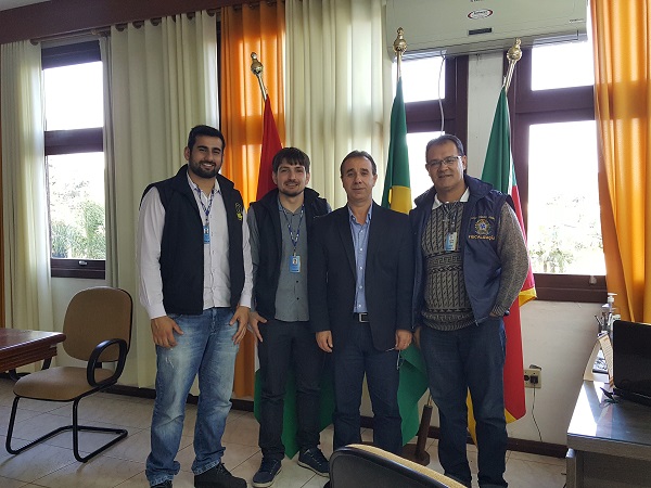Inspetores com o prefeito de Três Cachoeiras, Flavio Raupp Lipert 