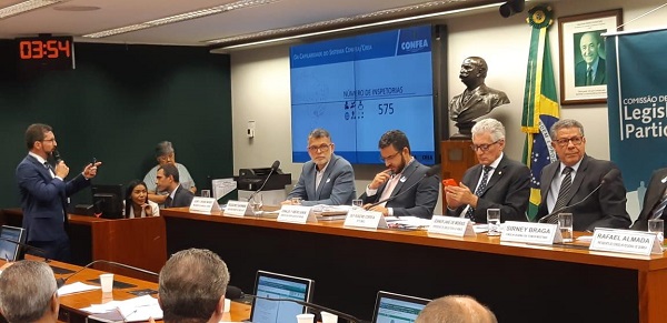 Presidida pelo deputado Rogério Correia, audiência pública voltou a mobilizar dezenas de conselhos profissionais