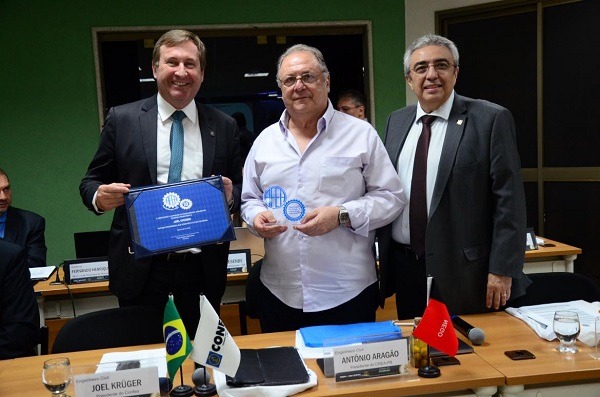 Presidente do Confea, Eng. Civ. Joel Krüger; presidente do Crea-RJ, eng. eletric e seg. trab. Luiz Antônio Cosenza; e coordenador do CP e presidente do Crea-PB, Eng. Civ. Antônio Carlos de Aragão