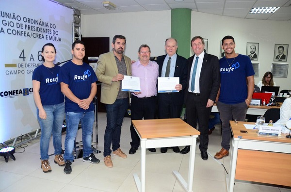 Presidente do Crea-MS, Eng. Agr. Dirson Freitag assina ordem de serviço na presença de representantes das empresas responsáveis pelo projeto, pela execução, pela eficiência energética e pela fiscalização da obra