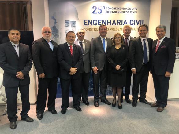 Engenheiros civis, presidentes dos Creas Amapá, Tocantins, Amazonas, Paraíba, Rio Grande do Sul, Santa Catarina, Pará e Goiás presentes à abertura do evento