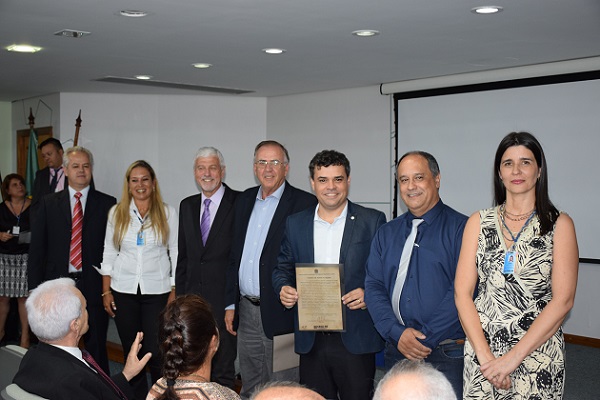 Geólogo e Eng. Seg. Trab. Pablo Souto Palma (com o documento)  e Eng. Agrônomo Luiz Cláudio Ziulkoski (ao seu lado, de óculos)