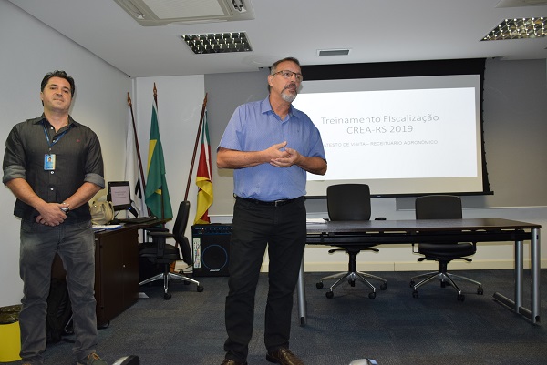 A partir da esquerda, analista de processos Eng. Agr. Márcio Amaral Schneider e coordenador da Ceagro, coordenador Eng. Agr. Dulphe Machado Neto