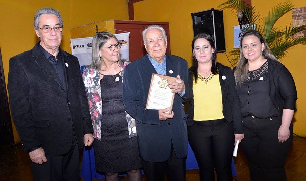 Eng. Ilo recebe emocionado seu reconhecimento