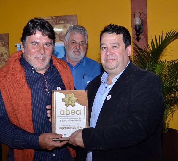Eng. Arruda compartilha homenagem com colaboradores