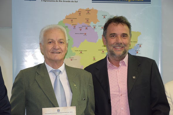 Eng. Agr. Lulo José Pires Corrêa e adjunto Eng. Agríc. Carlos Aurélio Dilli Gonçalves