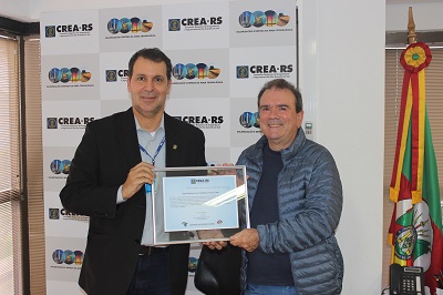 Luiz Fernando recebe certificado entregue pelo presidente Eng. Melvis