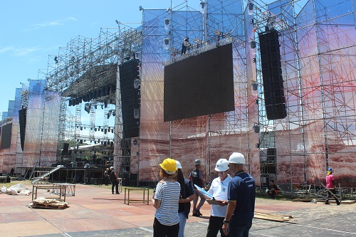O palco principal tem 2.450 metros quadrados