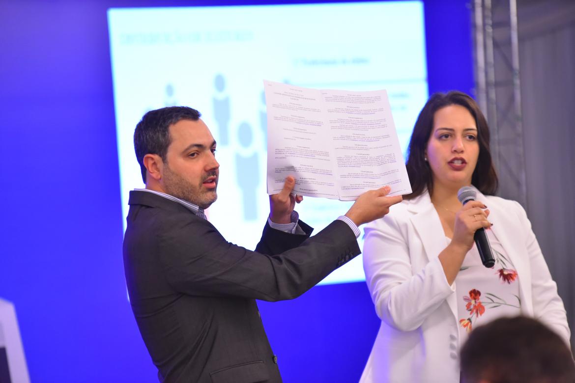 O advogado João de Carvalho e a assessora da CEF, Talita Machado, detalharam o regulamento eleitoral aos participantes