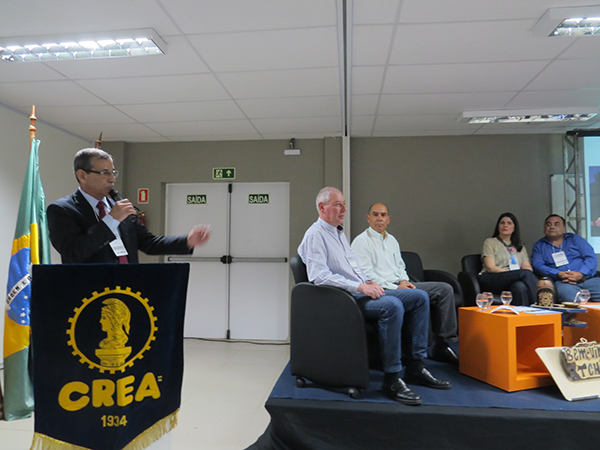 Presidente em exercício do CREA-RS, Eng. Civil Paulo Teixeira Viana
