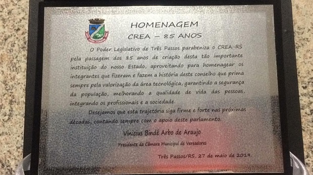 Placa entregue aos inspetores e funcionários presentes