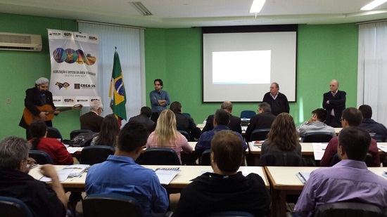 Eng. Rubilar canta hino Rio-Grandense na abertura do curso