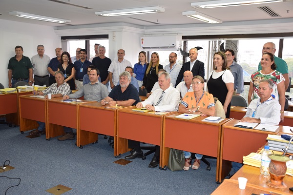Coordenação dos Engenheiros Agrônomos José Patrício Melo de Freitas e Valmor Christmann (adjunto). Reunião contou com a presença da  Engenheira Agrônoma Eliana Antônia Valente Silveira, 2ª diretora administrativa no exercício da Presidência, e do 1º  diretor financeiro, Geól. Antônio Pedro Vieiro