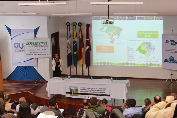A Tecnóloga em Saneamento Ambiental Damiane Maria Boziki, assessora de Inclusão Produtiva no Território Rural Campos de Cima da Serra pertencente ao Projeto de Fortalecimento do Desenvolvimento Territorial no Estado do Rio Grande do Sul