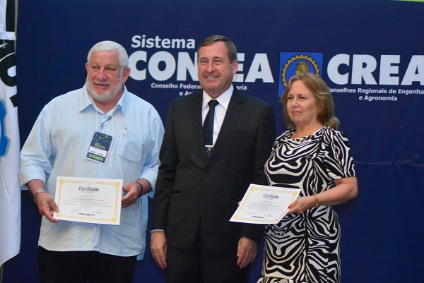 Á direita, Eng. Civil Alice Helena Coelho Scholl, recebe seu certificado 