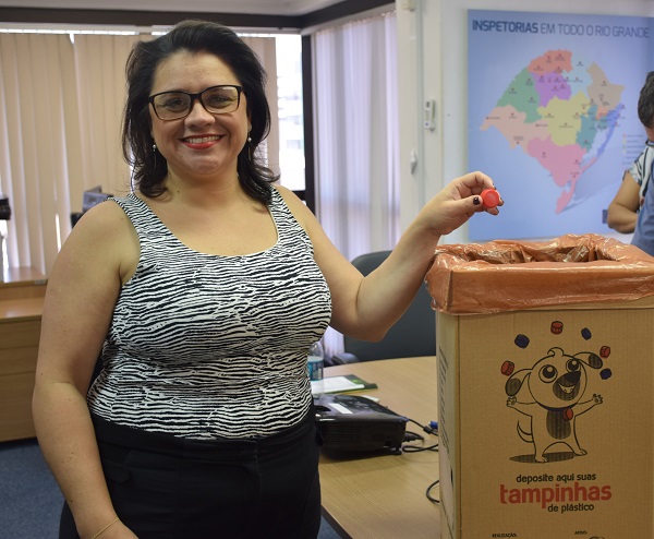 A Eng. Florestal Marjorie Kauffmann, em reunião no CREA-RS, também aderiu à campanha