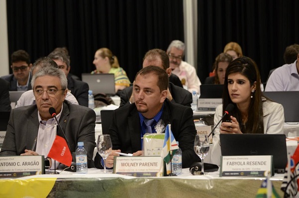 Da esq. p/ dir.: Aragão (Crea-PB), Wolney Parente (Crea-RR) e a gerente de Relações Institucionais do Confea, eng. eletric. Fabyola Resende