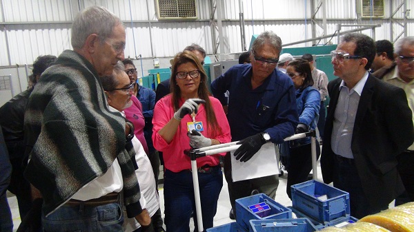 A Eng. Eletricista Claudia Maria Bothona Schvartz (de rosa), gerente da manufatura da empresa, apresenta as áreas de inovação