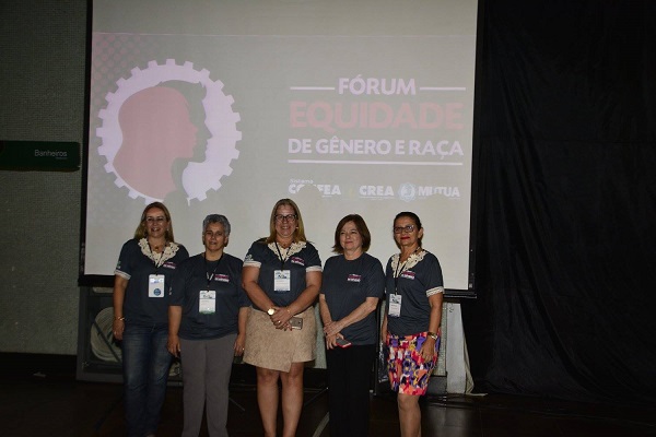 A partir da esq.: Eng. Eliana, 2ª vice-presidente do CREA-RS, a reitora Lia, da Unipampa, e as integrantes do Fórum de Equidade