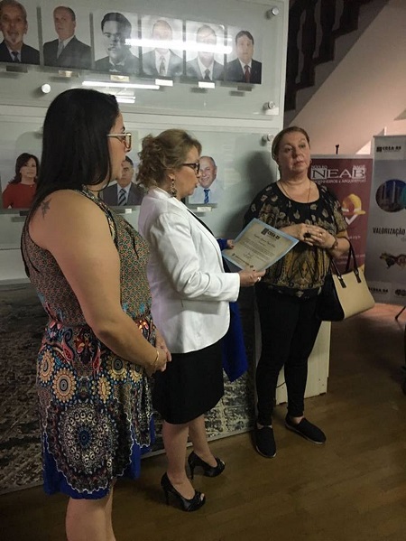 Eng. Alice entrega homenagem a familiares